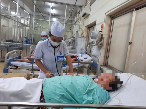 Nhiều điều dưỡng xin nghỉ việc vì thu nhập không đủ sống - Ảnh 2. Nhiều điều dưỡng xin nghỉ việc vì thu nhập không đủ sống - Ảnh 2.