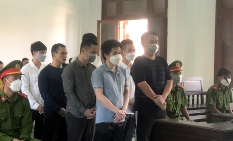 7 bị cáo mua bán, tàng trữ, sử dụng trái phép vũ khí quân dụng lãnh án tù - Ảnh 1. 7 bị cáo mua bán, tàng trữ, sử dụng trái phép vũ khí quân dụng lãnh án tù - Ảnh 1.