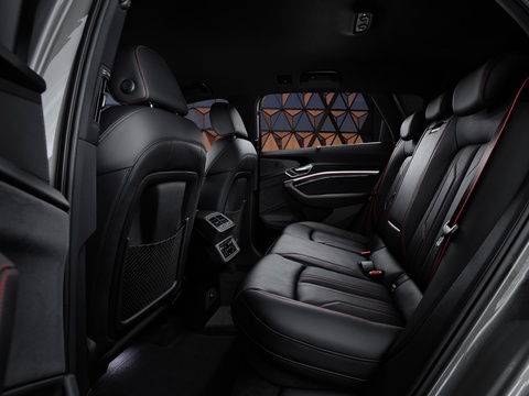 Audi Q8 e-tron ra mắt: Xe điện tiện nghi nhất của Audi - Ảnh 14. Audi Q8 e-tron ra mắt: Xe điện tiện nghi nhất của Audi - Ảnh 14.