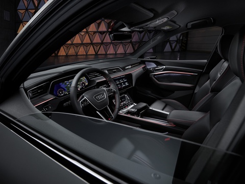 Audi Q8 e-tron ra mắt: Xe điện tiện nghi nhất của Audi - Ảnh 13. Audi Q8 e-tron ra mắt: Xe điện tiện nghi nhất của Audi - Ảnh 13.