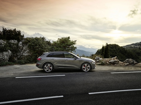 Audi Q8 e-tron ra mắt: Xe điện tiện nghi nhất của Audi - Ảnh 2. Audi Q8 e-tron ra mắt: Xe điện tiện nghi nhất của Audi - Ảnh 2.