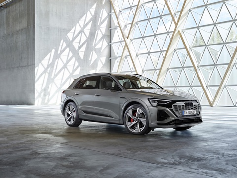 Audi Q8 e-tron ra mắt: Xe điện tiện nghi nhất của Audi - Ảnh 1. Audi Q8 e-tron ra mắt: Xe điện tiện nghi nhất của Audi - Ảnh 1.