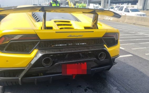 Lamborghini Aventador phóng ẩu, làm tan tành 3 xe nhưng người ngồi trong không hề hấn - Ảnh 2. Lamborghini Aventador phóng ẩu, làm tan tành 3 xe nhưng người ngồi trong không hề hấn - Ảnh 2.