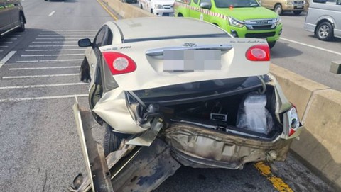 Lamborghini Aventador phóng ẩu, làm tan tành 3 xe nhưng người ngồi trong không hề hấn - Ảnh 3. Lamborghini Aventador phóng ẩu, làm tan tành 3 xe nhưng người ngồi trong không hề hấn - Ảnh 3.