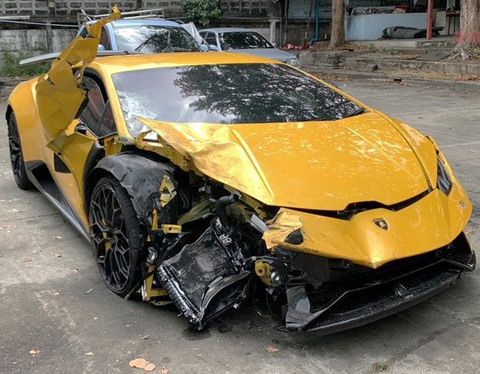 Lamborghini Aventador phóng ẩu, làm tan tành 3 xe nhưng người ngồi trong không hề hấn - Ảnh 1. Lamborghini Aventador phóng ẩu, làm tan tành 3 xe nhưng người ngồi trong không hề hấn - Ảnh 1.