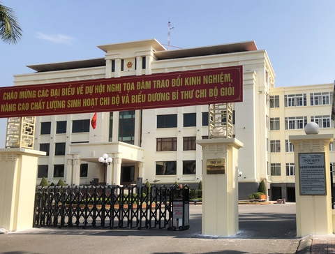 Chuyện lạ: Trưởng phòng nội vụ quận chưa tốt nghiệp THPT đã học đại học - Ảnh 1. Chuyện lạ: Trưởng phòng nội vụ quận chưa tốt nghiệp THPT đã học đại học - Ảnh 1.