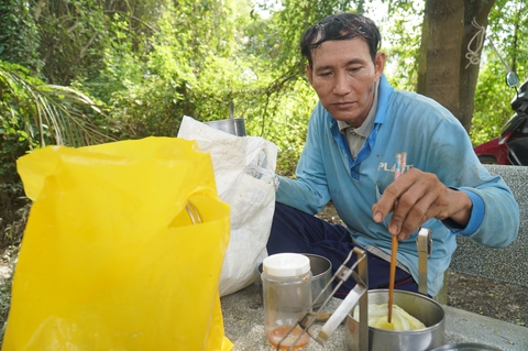 Chợ rơm miền Tây hút hàng vì mưa kéo dài - Ảnh 3. Chợ rơm miền Tây hút hàng vì mưa kéo dài - Ảnh 3.