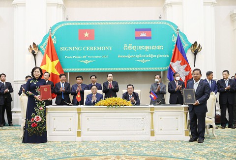 Tuyên bố chung Việt Nam - Campuchia: Kết nối hạ tầng và thể chế để kết nối hai nền kinh tế - Ảnh 1. Tuyên bố chung Việt Nam - Campuchia: Kết nối hạ tầng và thể chế để kết nối hai nền kinh tế - Ảnh 1.