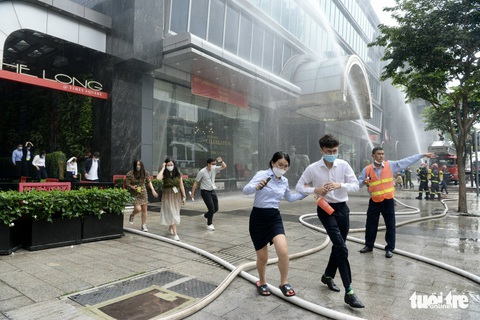 Công an TP.HCM diễn tập chữa cháy tại tòa nhà Times Square của Vạn Thịnh Phát - Ảnh 4. Công an TP.HCM diễn tập chữa cháy tại tòa nhà Times Square của Vạn Thịnh Phát - Ảnh 4.