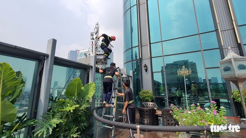 Công an TP.HCM diễn tập chữa cháy tại tòa nhà Times Square của Vạn Thịnh Phát - Ảnh 3. Công an TP.HCM diễn tập chữa cháy tại tòa nhà Times Square của Vạn Thịnh Phát - Ảnh 3.