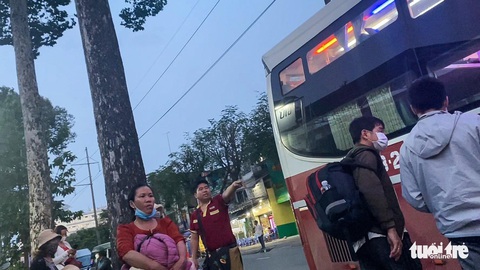 Dẹp ‘xe dù, bến cóc’ lộng hành: UBND quận 5 nói ‘không có vùng cấm’ - Ảnh 2. Dẹp ‘xe dù, bến cóc’ lộng hành: UBND quận 5 nói ‘không có vùng cấm’ - Ảnh 2.