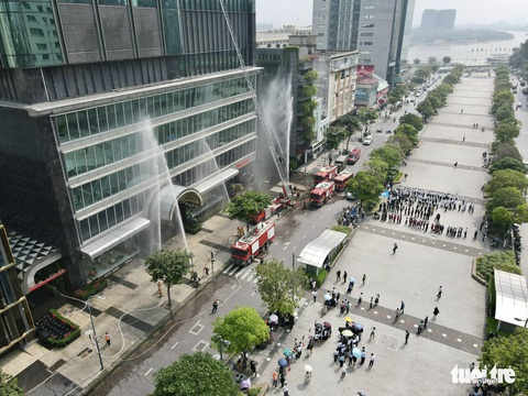 Công an TP.HCM diễn tập chữa cháy tại tòa nhà Times Square của Vạn Thịnh Phát - Ảnh 7. Công an TP.HCM diễn tập chữa cháy tại tòa nhà Times Square của Vạn Thịnh Phát - Ảnh 7.