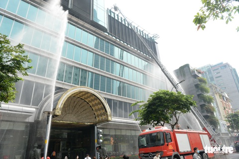 Công an TP.HCM diễn tập chữa cháy tại tòa nhà Times Square của Vạn Thịnh Phát - Ảnh 8. Công an TP.HCM diễn tập chữa cháy tại tòa nhà Times Square của Vạn Thịnh Phát - Ảnh 8.