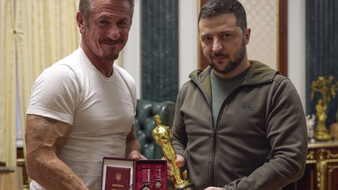 Ông Zelensky được diễn viên Sean Penn trao tượng Oscar - Ảnh 1. Ông Zelensky được diễn viên Sean Penn trao tượng Oscar - Ảnh 1.