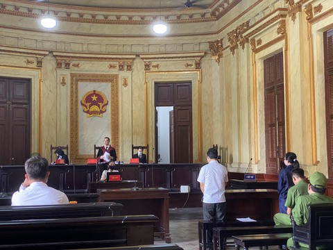 Trục lợi từ tiêm vắc xin COVID-19, cựu trưởng Ban Tuyên giáo Quận ủy quận 11 lãnh 3 năm tù - Ảnh 1. Trục lợi từ tiêm vắc xin COVID-19, cựu trưởng Ban Tuyên giáo Quận ủy quận 11 lãnh 3 năm tù - Ảnh 1.
