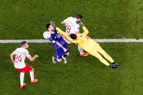Thủ môn Ba Lan quỵt nợ Messi 100 euro, sau khi thua... quả phạt đền - Ảnh 1. Thủ môn Ba Lan quỵt nợ Messi 100 euro, sau khi thua... quả phạt đền - Ảnh 1.