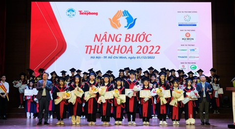 Trao học bổng cho 140 thủ khoa, tân sinh viên xuất sắc - Ảnh 1. Trao học bổng cho 140 thủ khoa, tân sinh viên xuất sắc - Ảnh 1.