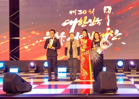 Người dân vây kín khi 2 ngày 1 đêm đến An Giang; Anh Tú, Đại Nghĩa diễn cảnh nóng - Ảnh 7. Người dân vây kín khi 2 ngày 1 đêm đến An Giang; Anh Tú, Đại Nghĩa diễn cảnh nóng - Ảnh 7.
