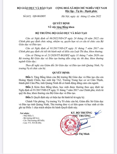 Dũng cảm cứu người, em Hoàng Mạnh Chiến nhận bằng khen của bộ trưởng Bộ Giáo dục và Đào tạo - Ảnh 1. Dũng cảm cứu người, em Hoàng Mạnh Chiến nhận bằng khen của bộ trưởng Bộ Giáo dục và Đào tạo - Ảnh 1.