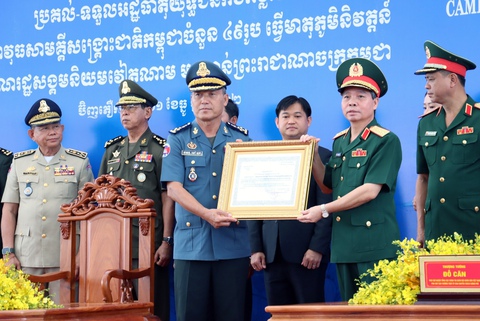 Việt Nam bàn giao cho Campuchia 49 hài cốt chiến sĩ Đoàn 125 - Ảnh 1. Việt Nam bàn giao cho Campuchia 49 hài cốt chiến sĩ Đoàn 125 - Ảnh 1.
