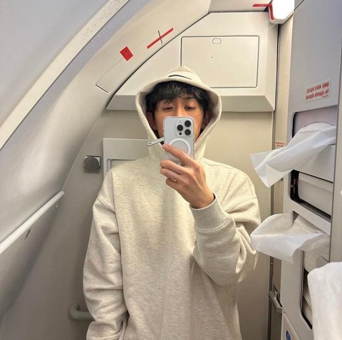 Nhạc sĩ sành điệu nhất K-pop gây sốt với loạt ảnh check-in Việt Nam thật như photoshop - Ảnh 1. Nhạc sĩ sành điệu nhất K-pop gây sốt với loạt ảnh check-in Việt Nam thật như photoshop - Ảnh 1.
