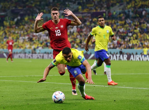 Tiền đạo số 1 của Serbia dự bị tại World Cup vì... ngoại tình với vợ đồng đội? - Ảnh 1. Tiền đạo số 1 của Serbia dự bị tại World Cup vì... ngoại tình với vợ đồng đội? - Ảnh 1.