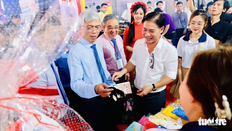 200 gian hàng hội chợ Tôn vinh hàng Việt Nam sẵn sàng đón khách - Ảnh 1. 200 gian hàng hội chợ Tôn vinh hàng Việt Nam sẵn sàng đón khách - Ảnh 1.