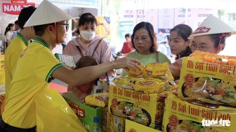 200 gian hàng hội chợ Tôn vinh hàng Việt Nam sẵn sàng đón khách - Ảnh 3. 200 gian hàng hội chợ Tôn vinh hàng Việt Nam sẵn sàng đón khách - Ảnh 3.