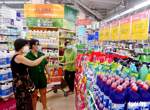 Nhiều siêu thị ồ ạt giảm giá kéo sức mua - Ảnh 1. Nhiều siêu thị ồ ạt giảm giá kéo sức mua - Ảnh 1.