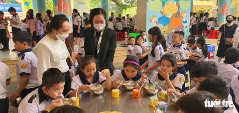 Phụ huynh TP.HCM đến trường từ 5h30 giám sát bếp ăn bán trú - Ảnh 6. Phụ huynh TP.HCM đến trường từ 5h30 giám sát bếp ăn bán trú - Ảnh 6.