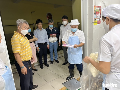 Phụ huynh TP.HCM đến trường từ 5h30 giám sát bếp ăn bán trú - Ảnh 2. Phụ huynh TP.HCM đến trường từ 5h30 giám sát bếp ăn bán trú - Ảnh 2.