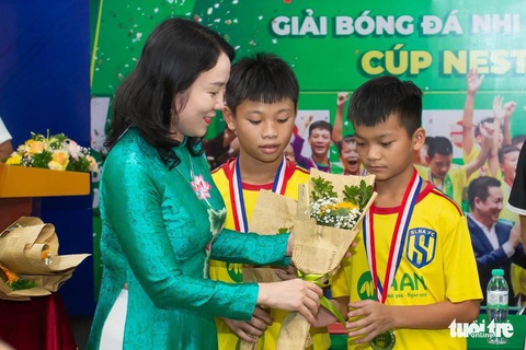 Hơn 200 cầu thủ trẻ Sông Lam Nghệ An ‘than’ bị chậm lương gần cả năm - Ảnh 1. Hơn 200 cầu thủ trẻ Sông Lam Nghệ An ‘than’ bị chậm lương gần cả năm - Ảnh 1.