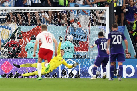 Messi là cầu thủ đầu tiên bị cản phạt đền 2 lần tại World Cup - Ảnh 1. Messi là cầu thủ đầu tiên bị cản phạt đền 2 lần tại World Cup - Ảnh 1.