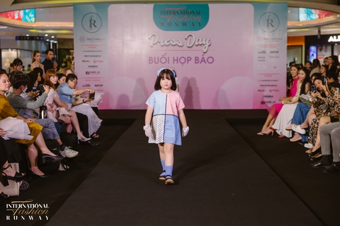 Maya Hồ du hành theo thời gian cùng thời trang trẻ em - Ảnh 4. Maya Hồ du hành theo thời gian cùng thời trang trẻ em - Ảnh 4.