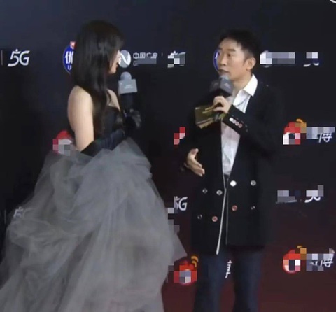 Đêm hội Weibo: Tiêu Chiến như ngủ gật, Úc Khả Duy giấu album trong váy cùng loạt tình huống hài hước - Ảnh 9. Đêm hội Weibo: Tiêu Chiến như ngủ gật, Úc Khả Duy giấu album trong váy cùng loạt tình huống hài hước - Ảnh 9.