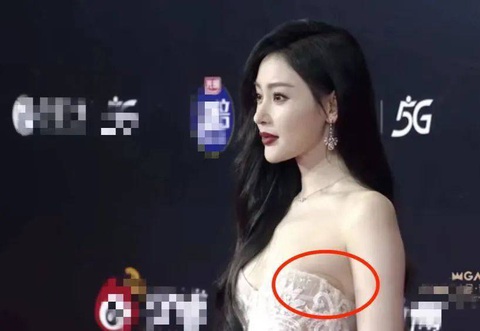 Đêm hội Weibo: Tiêu Chiến như ngủ gật, Úc Khả Duy giấu album trong váy cùng loạt tình huống hài hước - Ảnh 6. Đêm hội Weibo: Tiêu Chiến như ngủ gật, Úc Khả Duy giấu album trong váy cùng loạt tình huống hài hước - Ảnh 6.