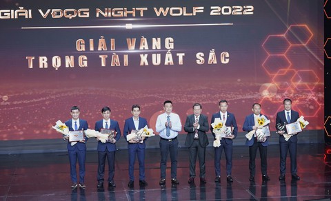 Văn Quyết đoạt danh hiệu Cầu thủ xuất sắc nhất V-League 2022 - Ảnh 3. Văn Quyết đoạt danh hiệu Cầu thủ xuất sắc nhất V-League 2022 - Ảnh 3.