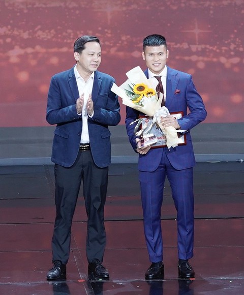 Văn Quyết đoạt danh hiệu Cầu thủ xuất sắc nhất V-League 2022 - Ảnh 2. Văn Quyết đoạt danh hiệu Cầu thủ xuất sắc nhất V-League 2022 - Ảnh 2.