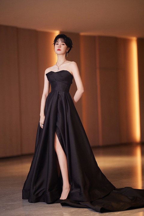Đêm hội Weibo: Tiêu Chiến như ngủ gật, Úc Khả Duy giấu album trong váy cùng loạt tình huống hài hước - Ảnh 3. Đêm hội Weibo: Tiêu Chiến như ngủ gật, Úc Khả Duy giấu album trong váy cùng loạt tình huống hài hước - Ảnh 3.