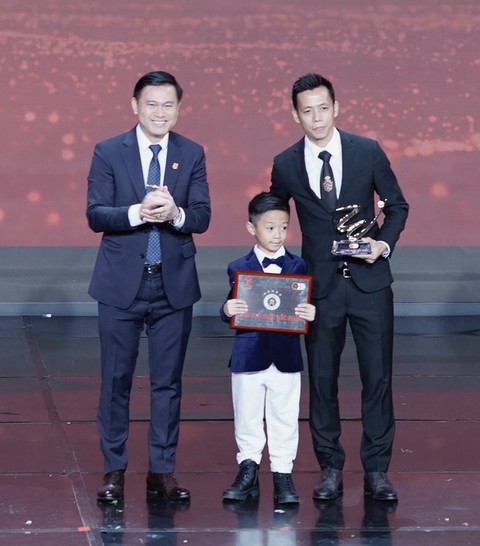 Văn Quyết đoạt danh hiệu Cầu thủ xuất sắc nhất V-League 2022 - Ảnh 1. Văn Quyết đoạt danh hiệu Cầu thủ xuất sắc nhất V-League 2022 - Ảnh 1.