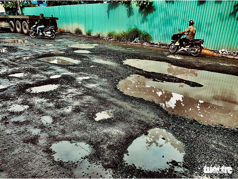 Người dân quận 7, TP.HCM khổ với con đường đầy ổ gà, ổ voi Nguyễn Văn Quỳ - Ảnh 1. Người dân quận 7, TP.HCM khổ với con đường đầy ổ gà, ổ voi Nguyễn Văn Quỳ - Ảnh 1.