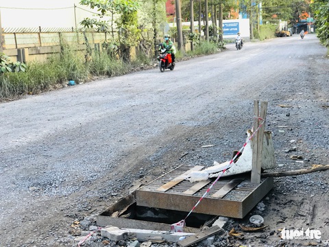 Người dân quận 7, TP.HCM khổ với con đường đầy ổ gà, ổ voi Nguyễn Văn Quỳ - Ảnh 3. Người dân quận 7, TP.HCM khổ với con đường đầy ổ gà, ổ voi Nguyễn Văn Quỳ - Ảnh 3.