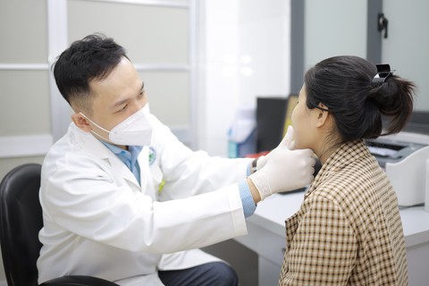 Mưng mủ, loét mặt do mua thuốc chứa axit trị nám - Ảnh 1. Mưng mủ, loét mặt do mua thuốc chứa axit trị nám - Ảnh 1.
