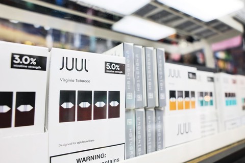 Công ty Juul phải nộp 1,7 tỉ USD sau khi bị kiện tiếp thị thuốc lá điện tử với thanh thiếu niên - Ảnh 1. Công ty Juul phải nộp 1,7 tỉ USD sau khi bị kiện tiếp thị thuốc lá điện tử với thanh thiếu niên - Ảnh 1.
