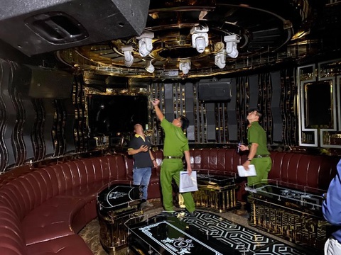 Bộ chuyên ngành đề xuất bỏ quy định phòng karaoke tối thiểu 20m²- Ảnh 1. Lực lượng chức năng kiểm tra công tác phòng cháy, chữa cháy của một quán karaoke ở TP.HCM - Ảnh: MINH HÒA