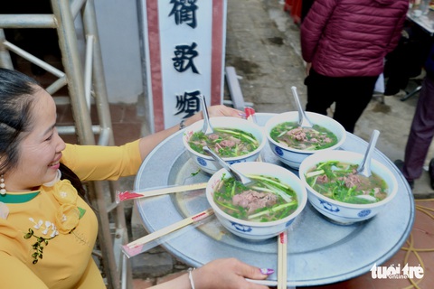 1.000 tô phở chiêu đãi người dân trước đình làng phở Vân Cù - Ảnh 6. 1.000 tô phở chiêu đãi người dân trước đình làng phở Vân Cù - Ảnh 6.