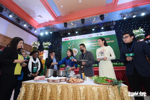 Đại sứ và các nhà ngoại giao hào hứng trải nghiệm phở tại Nam Định - Ảnh 4. Đại sứ và các nhà ngoại giao hào hứng trải nghiệm phở tại Nam Định - Ảnh 4.