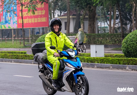 Ông Tây đội mưa lái xe máy từ Hà Nội đi Nam Định ăn phở - Ảnh 2. Ông Tây đội mưa lái xe máy từ Hà Nội đi Nam Định ăn phở - Ảnh 2.