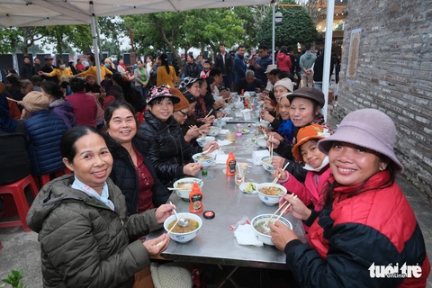 1.000 tô phở chiêu đãi người dân trước đình làng phở Vân Cù - Ảnh 8. 1.000 tô phở chiêu đãi người dân trước đình làng phở Vân Cù - Ảnh 8.
