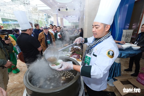 Đại sứ và các nhà ngoại giao hào hứng trải nghiệm phở tại Nam Định - Ảnh 11. Đại sứ và các nhà ngoại giao hào hứng trải nghiệm phở tại Nam Định - Ảnh 11.